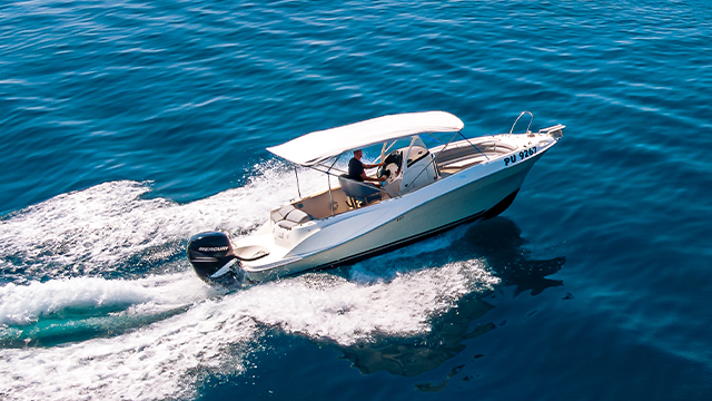 Le Quicksilver 800 de notre flotte de bateaux-taxis à Split est conçu pour des transferts rapides et sûrs.
