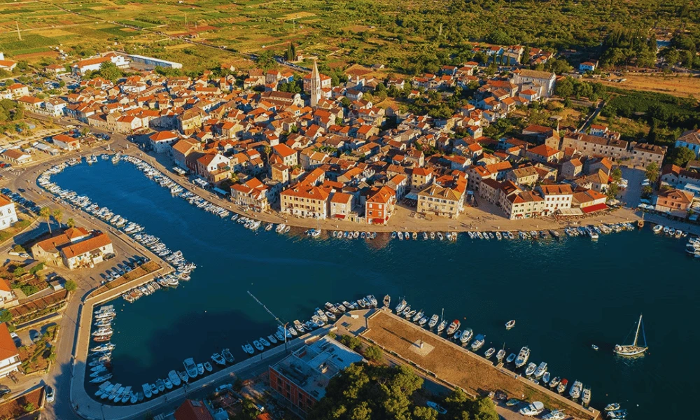 Widok z lotu ptaka na Stari Grad, Hvar - zabytkowy port, kamienne domy i stare uliczki miasta otoczone polami