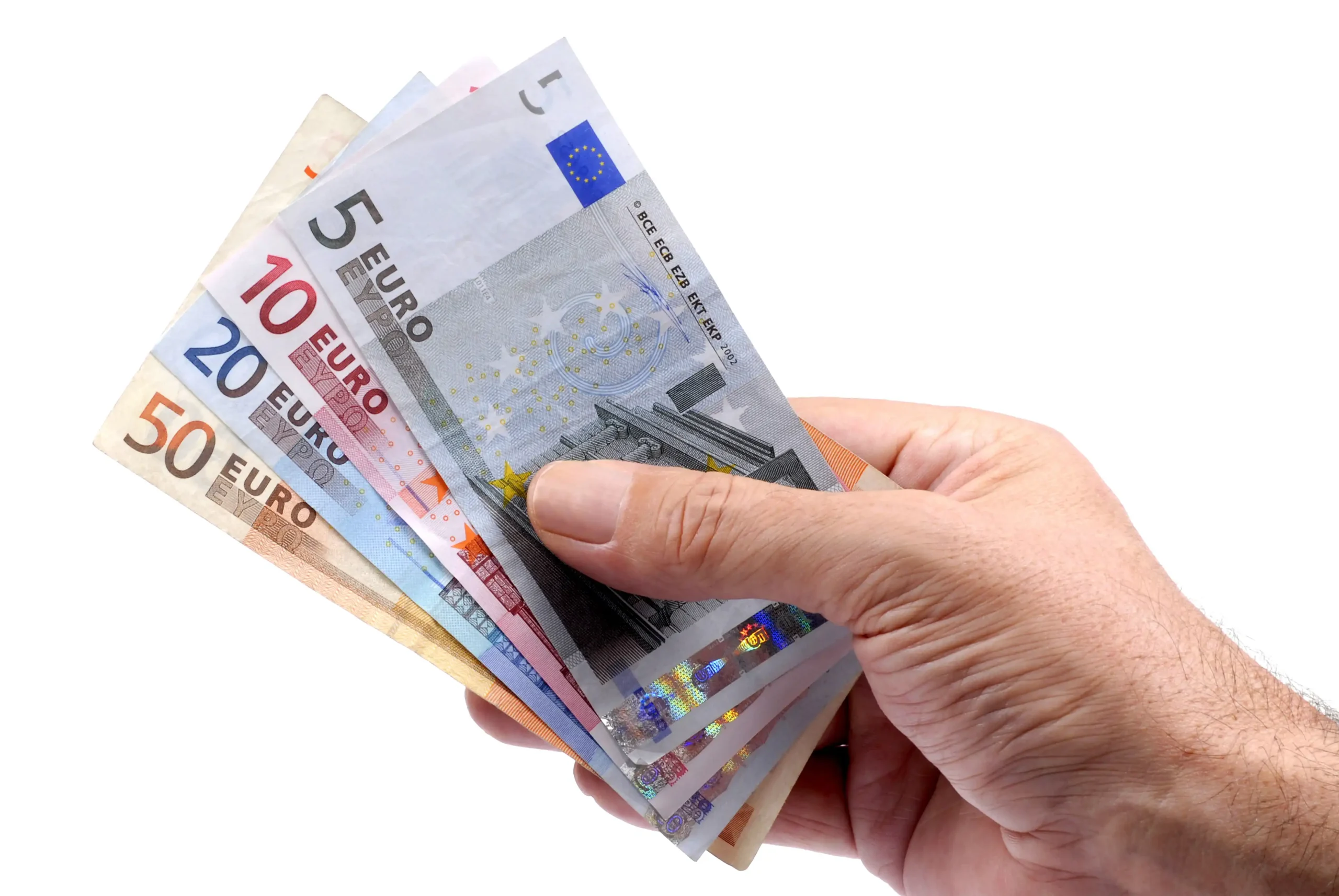 Une main tenant plusieurs billets en euros, dont des billets de 5 €, 10 €, 20 € et 50 €, était déployée sur un fond blanc.