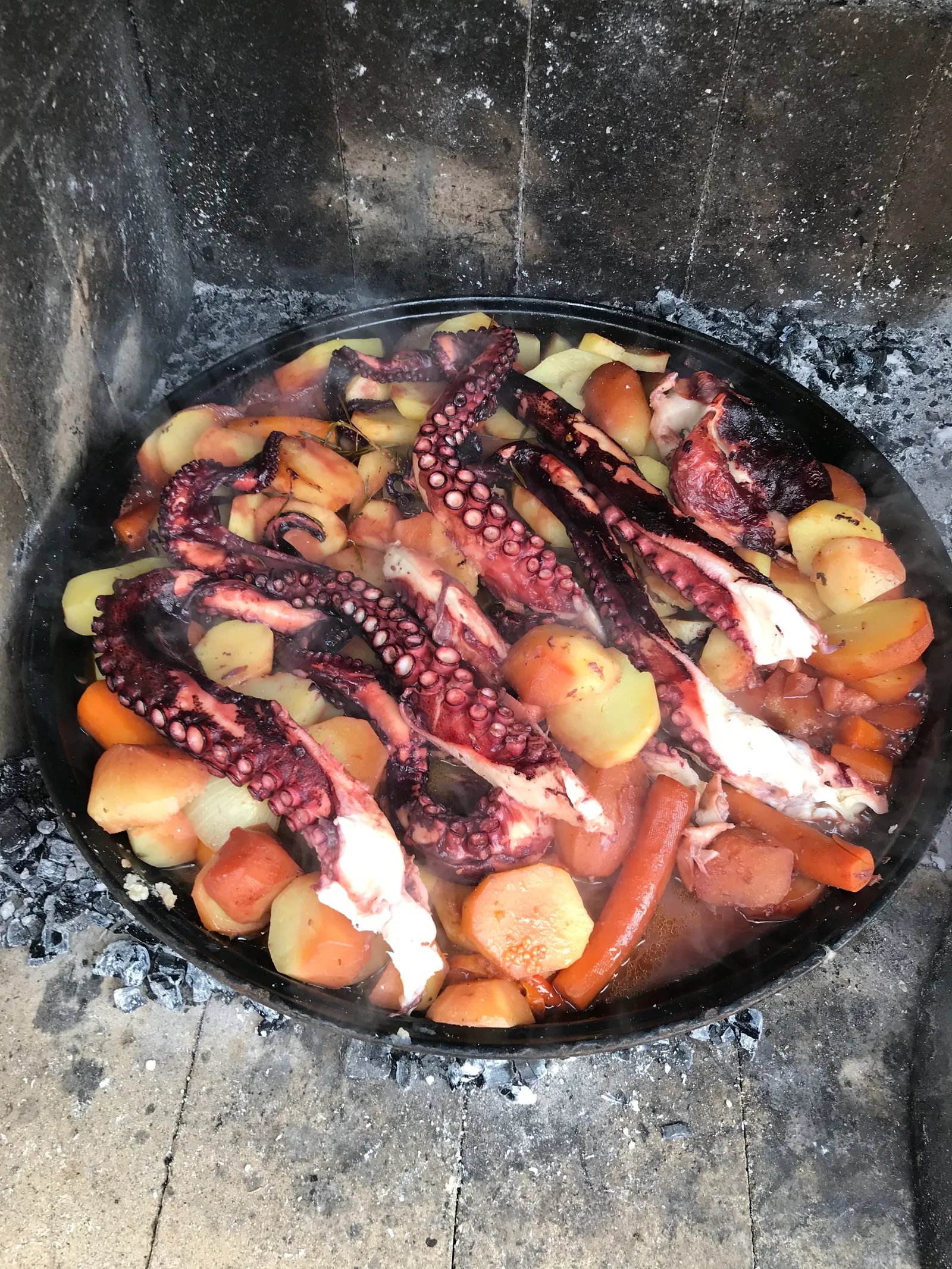 Le « ispod peke », plat traditionnel croate, consiste à cuire du poulpe avec des pommes de terre et des légumes dans une poêle en fonte sur des braises ardentes.