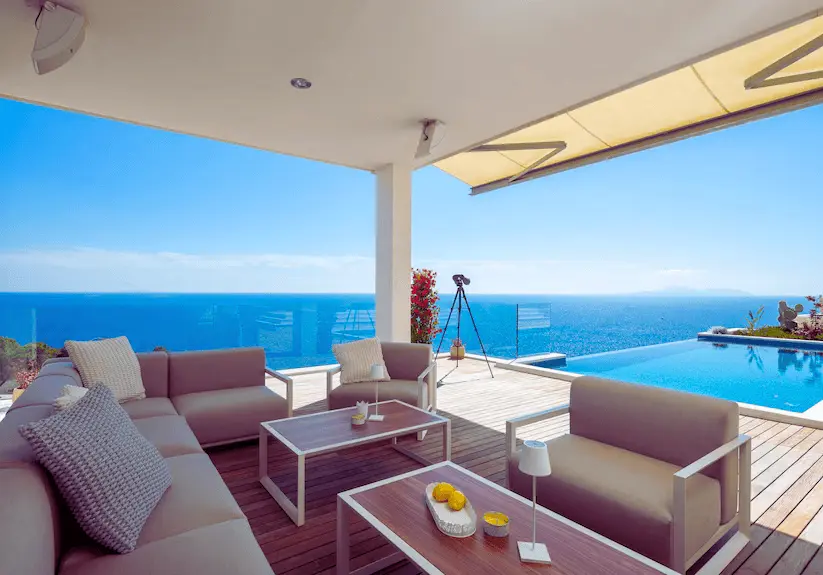 Nowoczesna luksusowa willa z tarasem, wygodnymi miejscami do siedzenia, basenem bez krawędzi i panoramicznym widokiem na Morze Adriatyckie.