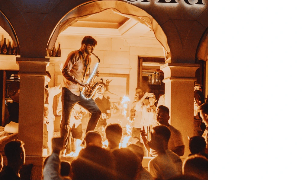 Występ na żywo z saksofonem w zatłoczonym barze w Hvarze podczas ożywionej atmosfery letniej nocy.