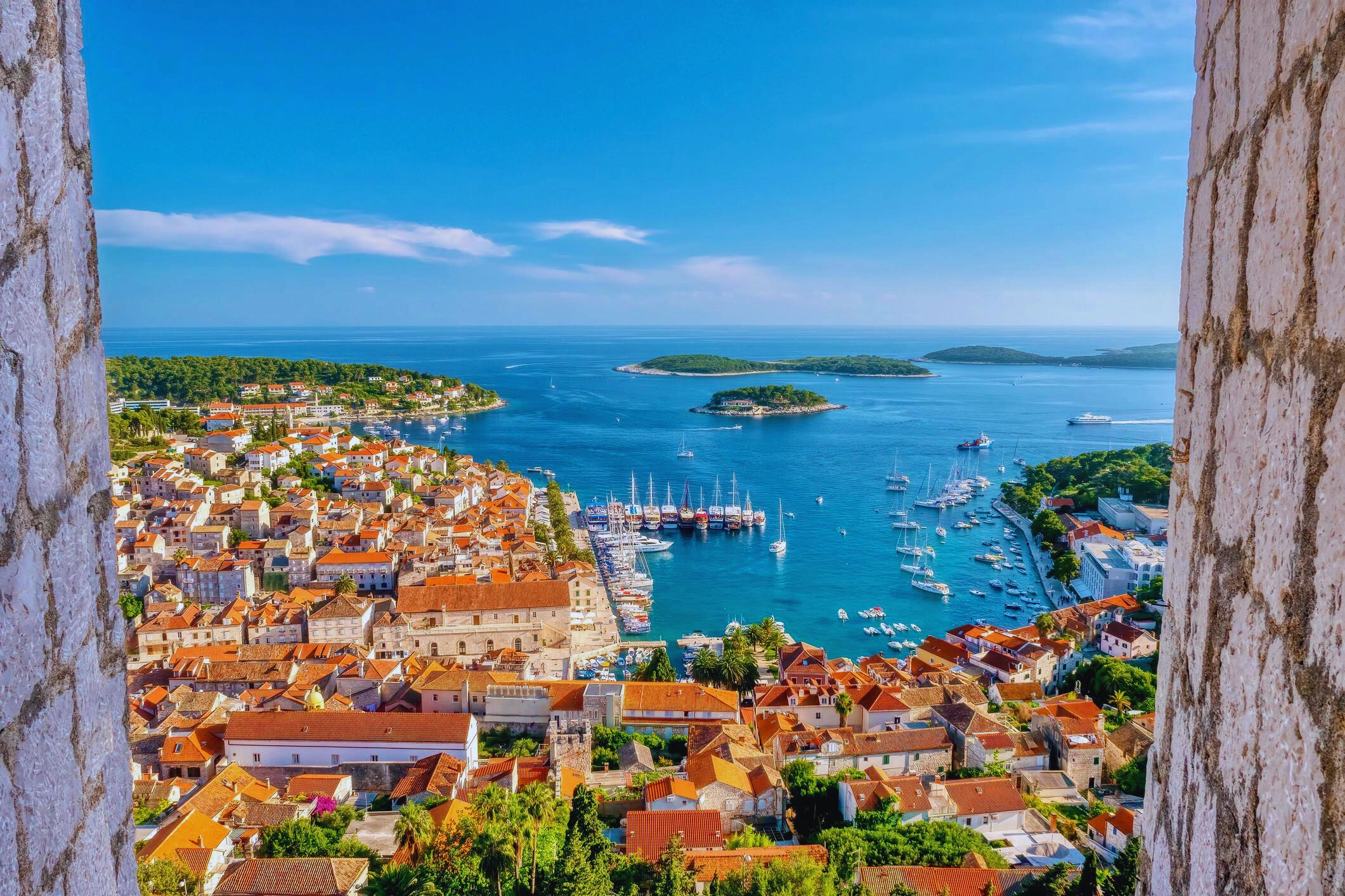 Panoramiczny widok na miasto Hvar i Wyspy Paklińskie z twierdzy, z widokiem na port i turkusowe Morze Adriatyckie.