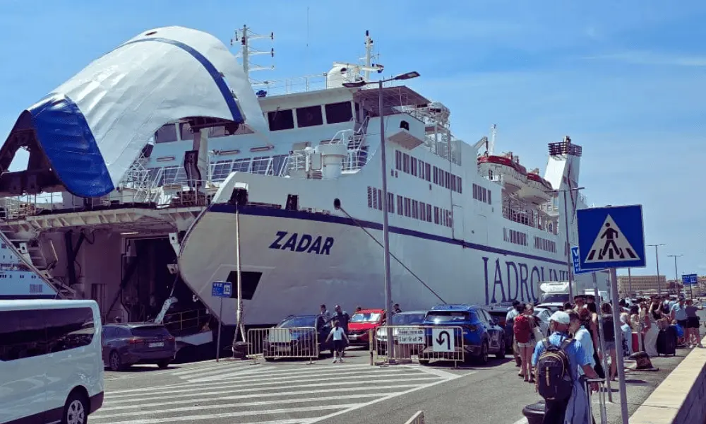 Prom samochodowy Jadrolinija załadowuje pasażerów i pojazdy w porcie promowym w Splicie na trasy do Hvaru i pobliskich wysp.