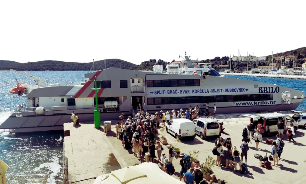 Pasażerowie na szybki prom Krilo na trasach pomiędzy Splitem, Bračem, Hvarem, Korčulą, Mljetem i Dubrownikiem.